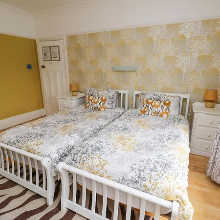 Glendalough Villa Colwyn Bay Bagian luar foto
